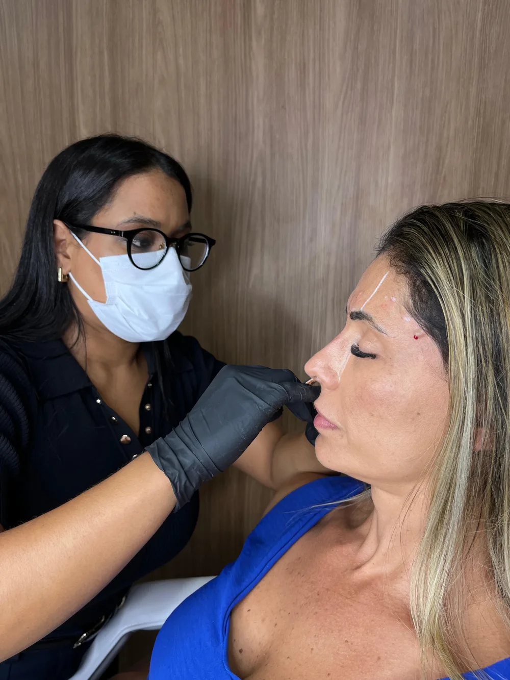 Dra. aplicando procedimento facial em paciente