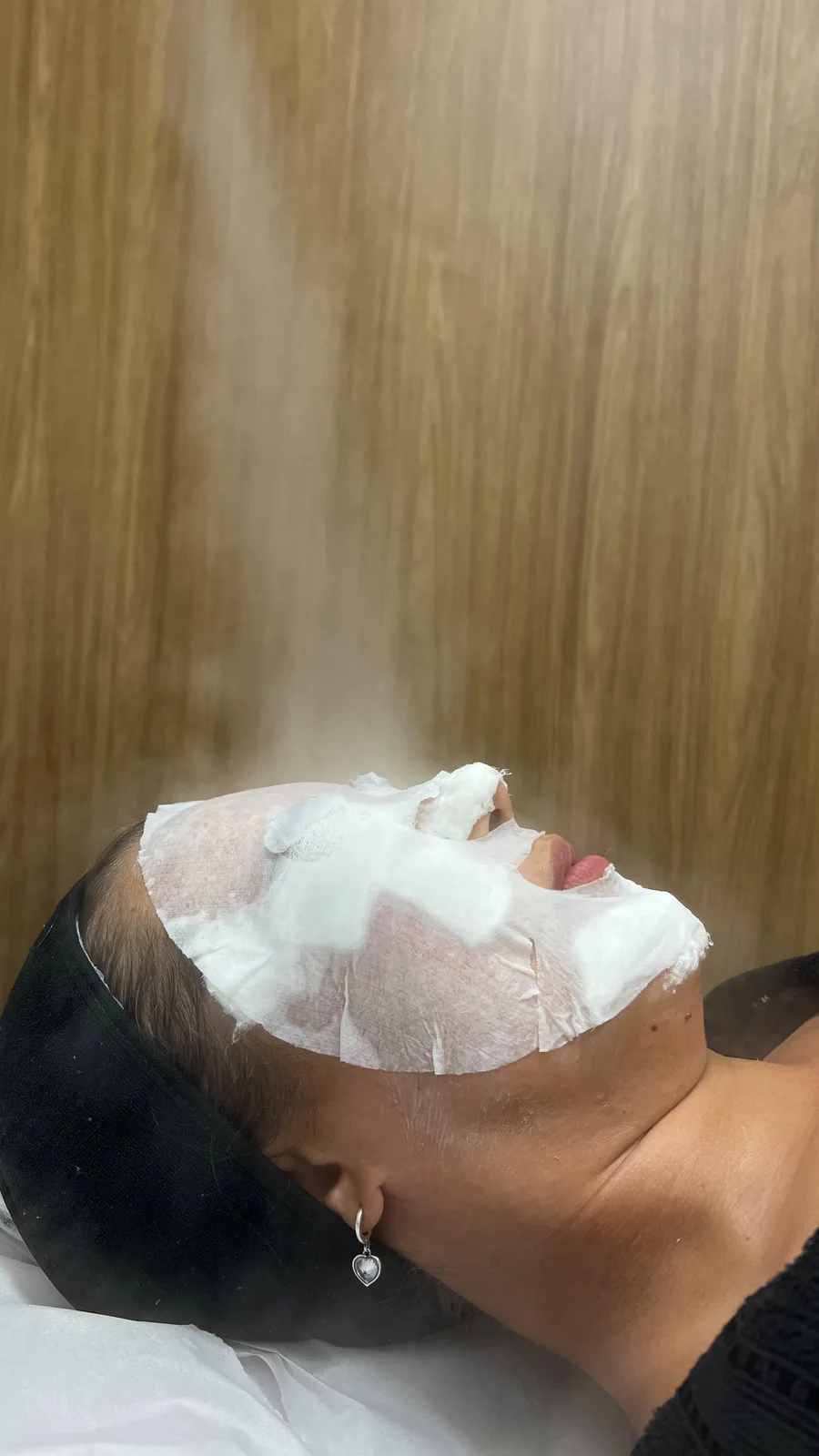 Máscara com vapor de ozônio durante a Limpeza de Pele Premium